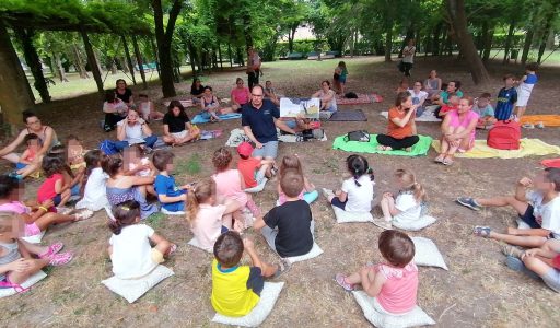 Davide Giacometti durante una lettura animata al parco di Villa Crescente